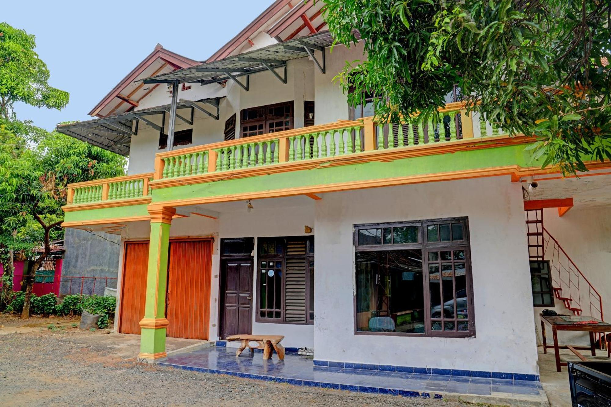 Spot On 92856 Home Stay Syariah Aom Kusman Sukabumi Kültér fotó